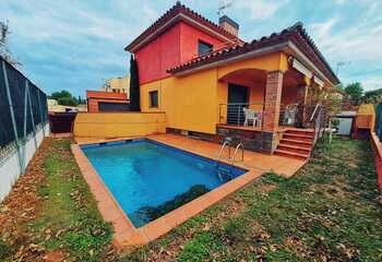 Superb villa with swimming pool 500 metres from the beach and the centre of L'Escala Riells TOURIST LICENCE